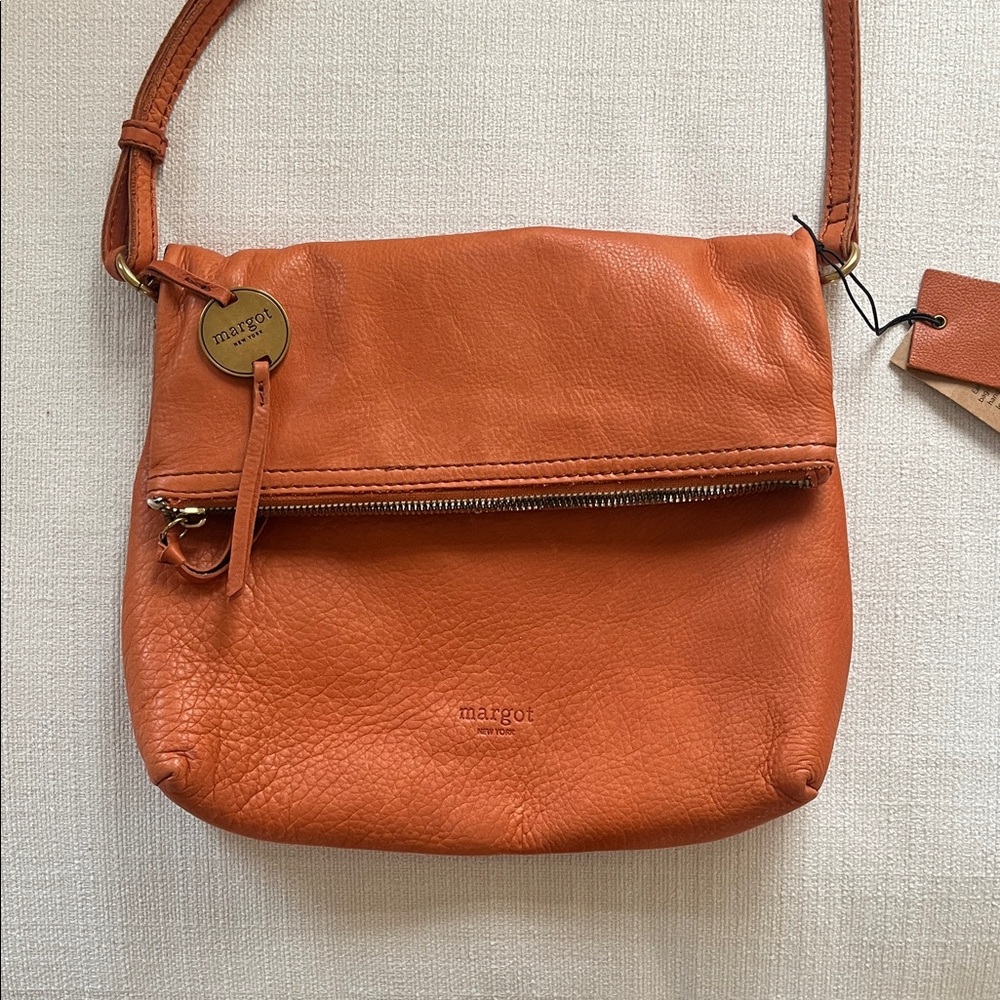 Margot New York Classic Brown Fold over Crossbody Bag.
Tags on.
Genuine leather